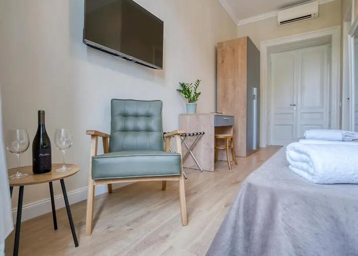 Aaa & With Free Parking Pola