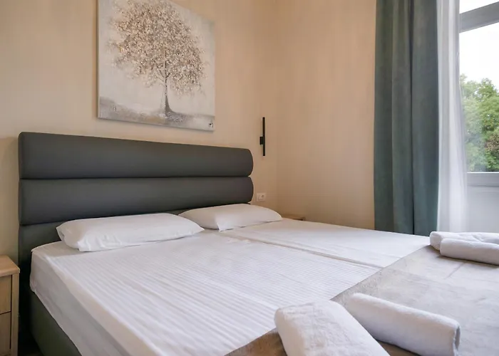 Aaa & With Free Parking Pola